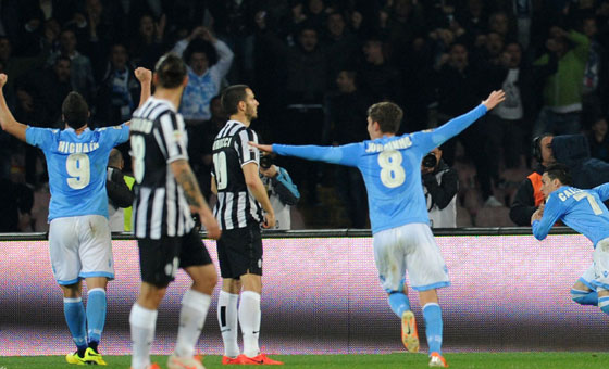  纽卡斯尔联主场雨战险胜伯恩利延续不败金身